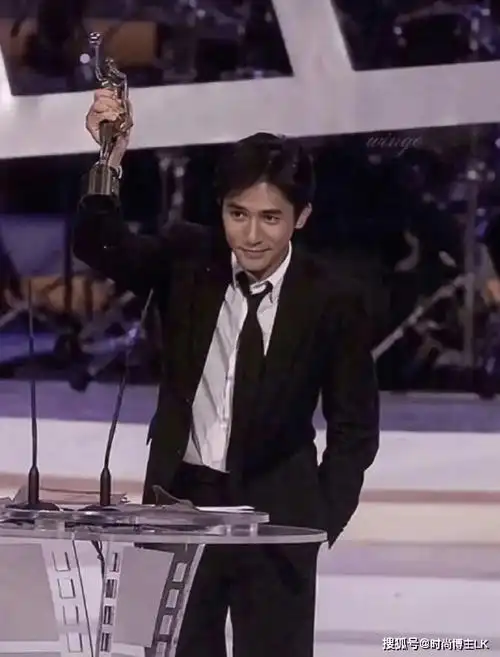 61岁梁朝伟剃光头穿女装?疑偷穿刘嘉玲衣服,网友:还我