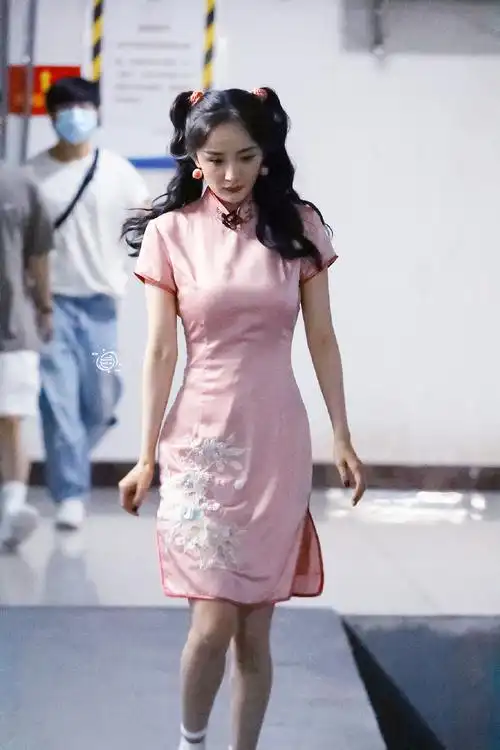 杨幂密室大逃脱双马尾发型旗袍造型火了