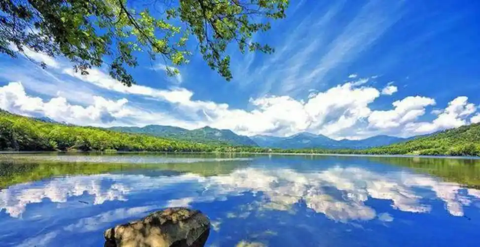 蓝天白云下的醉人山水风景