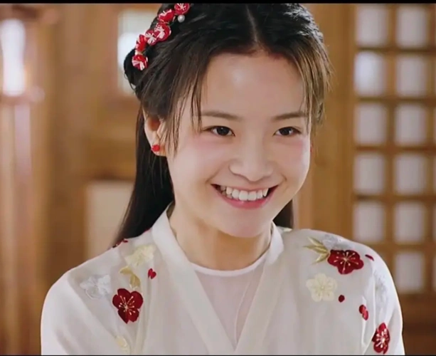 李庚希对标李玉湖,颜值到扮相可以说没有一处贴合这个人物,古灵精怪