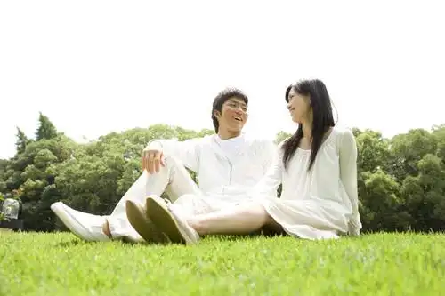 注视,黄种人,草,树,树木,绿色,白色,自然,观察,看,温暖,温馨,恩爱