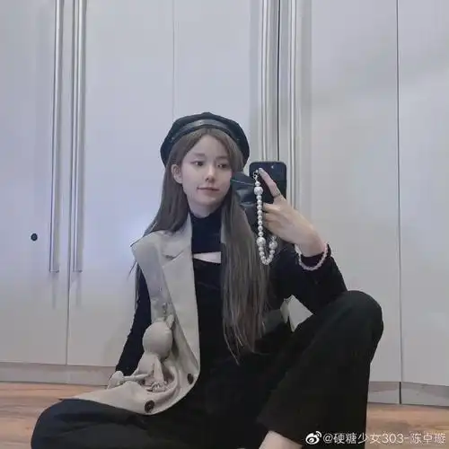 陈卓璇素颜状态也太好了吧,对镜自拍可甜可飒