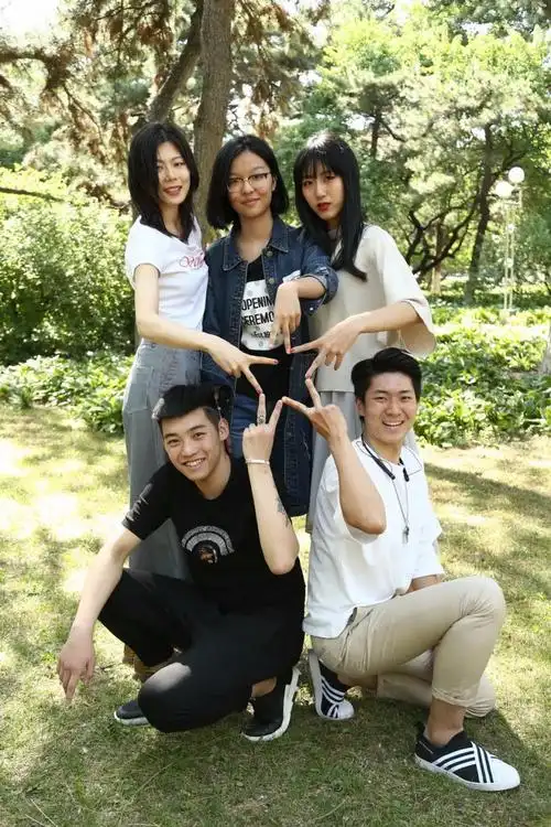 贱萌拍照姿势大全集体照情侣照亲友照一锅端isunlife采集到创意集体照