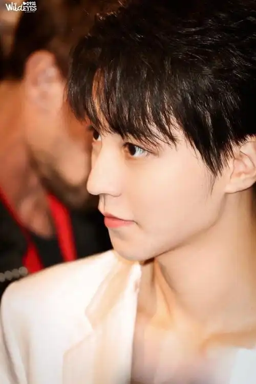 王俊凯 巴黎时装周##王俊凯cl巴黎时装周