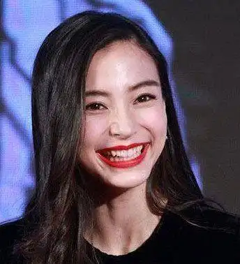 女明星大笑就破功刘亦菲笑出双下巴baby变化大