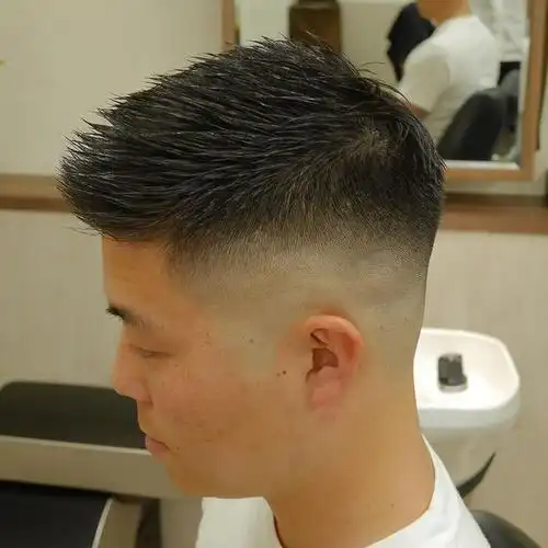 碎寸头相对来说头顶比短寸头稍长一点,会进行一些发量的去除,有长有短