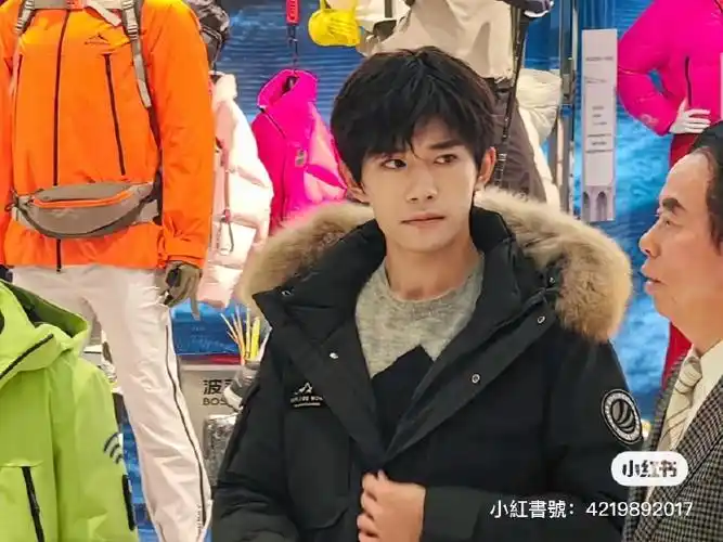 易烊千玺代言波司登##易烊千玺手拿dv走红毯