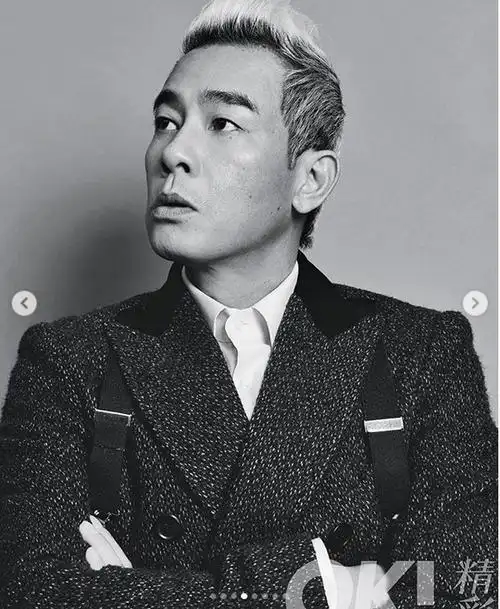 应采儿懒理孕肚照被拍写真 与陈小春搞怪互动撒糖