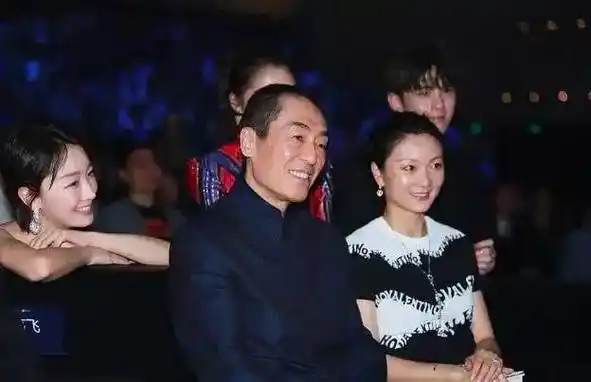 艺谋精心准备鲜花为妻子庆生,陈婷晒一家三口合照温馨又幸福_张艺谋