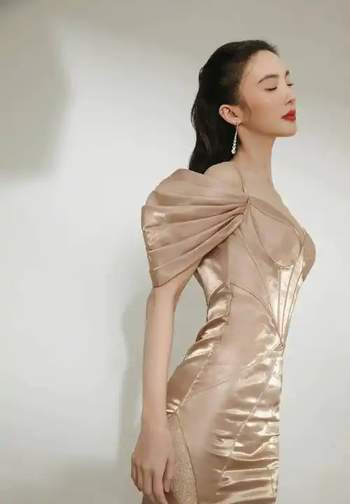 金晨穿裸色露肩鱼尾礼服勾勒婀娜曼妙好身材,优雅高贵,美艳妩媚_上岸