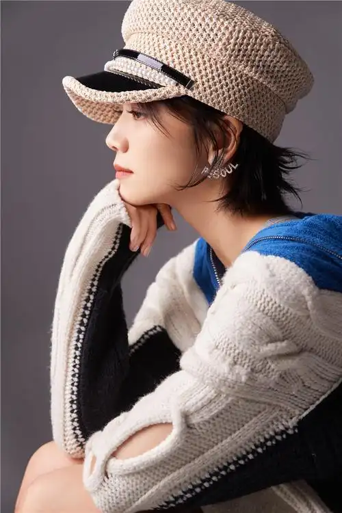 曹曦文最新时尚大片曝光简约穿搭知性温柔气质尽显