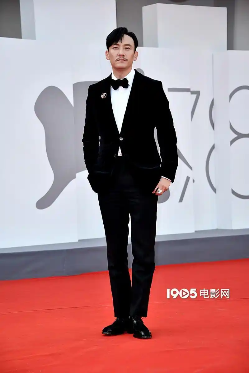 《沙丘》首映礼首映礼现场,张震身穿黑色西装礼服佩戴领结,身材笔挺