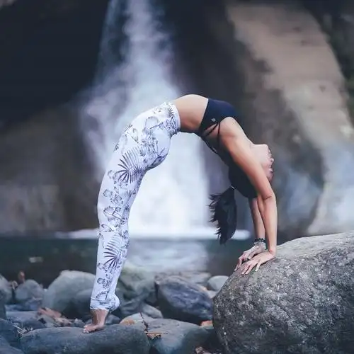 "冻龄女神"贾静雯近日美照:穿衣有范身材苗条,常练瑜伽就是好
