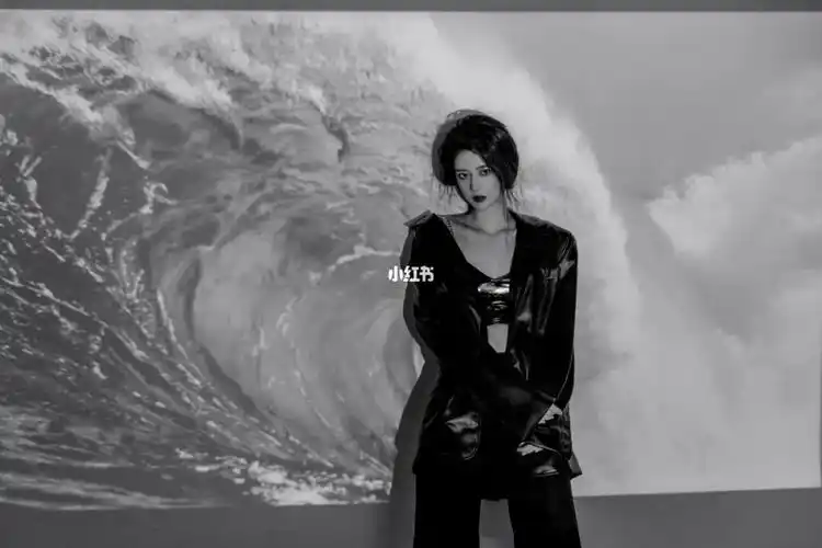 听说酷女孩都喜欢这种冷淡风高级光影感