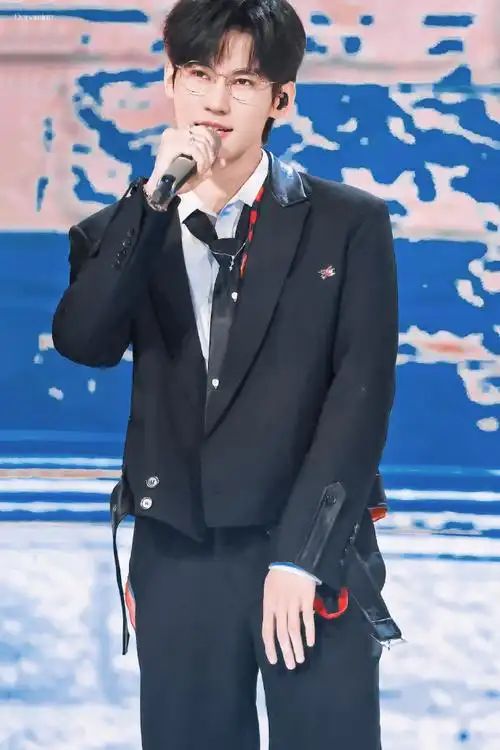 张真源黑色西装金丝眼镜造型