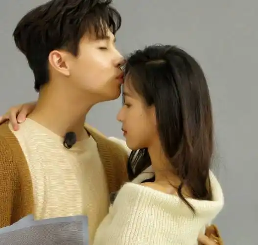 刘宪华与陈都灵相拥亲吻拍大片,表情满足!网友:这俩有苗头哦