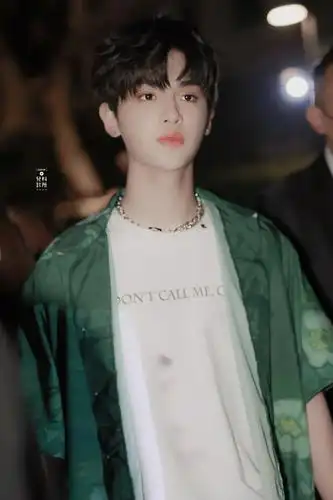 黄明昊今日上班look绿色印花衬衫浓浓夏日风是清爽的小贾