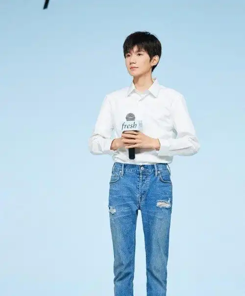 王源也太瘦了吧当他穿白衬衫配牛仔裤时腿好像一对竹竿
