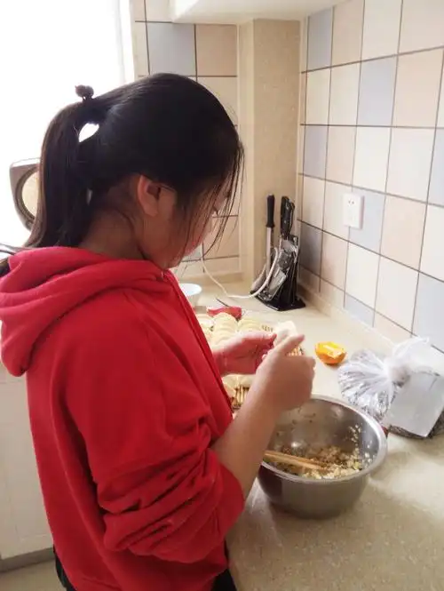 在家为我们包饺子.