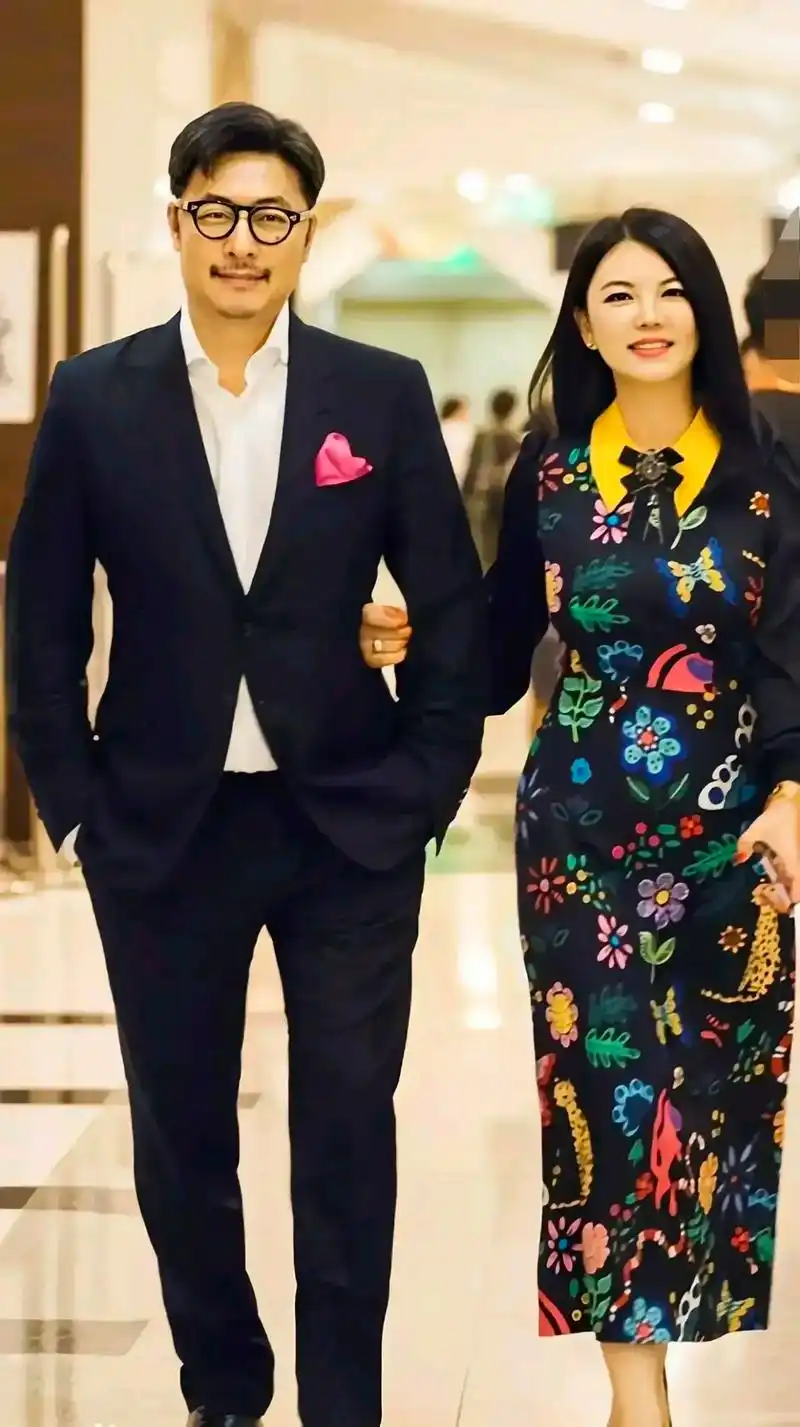 明星夫妻合影充满恩爱,幸福满满