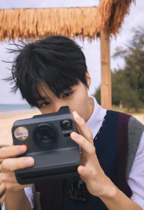 王俊凯海边凝眸大片 帅气逼人