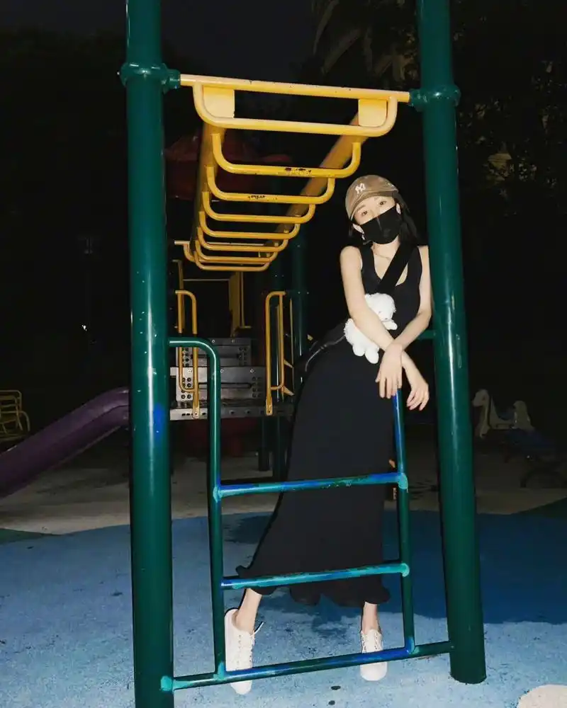 杨幂工作室更新,杨幂一身黑色吊带鱼尾裙,凸显身材,又美又可爱