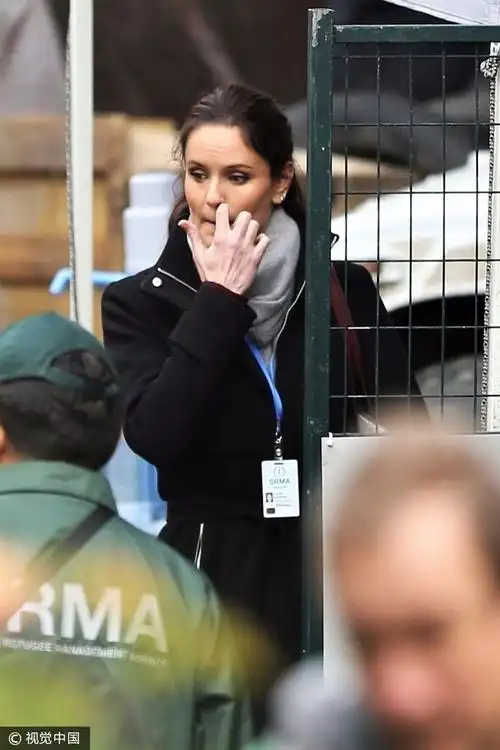 《越狱》女主维恩·卡里斯现身拍摄新剧 待机间隙抠鼻背台词