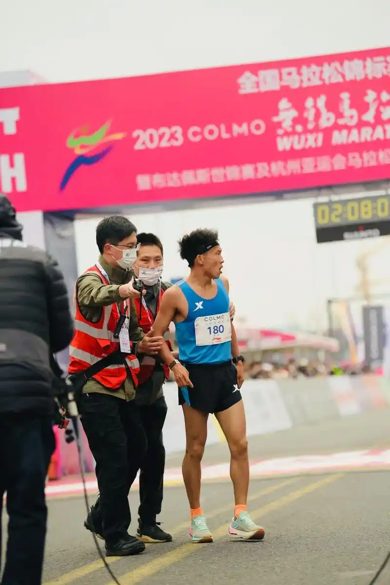 无锡马拉松 全国马拉松锦标赛(无锡站)男子第二名,精彩冲刺 - 兑趑