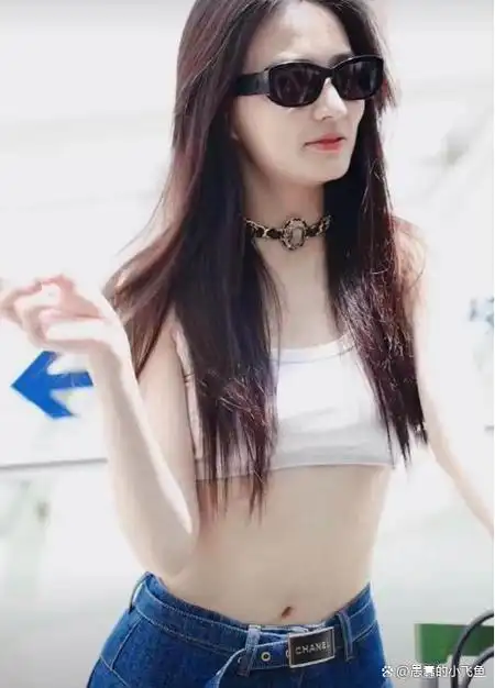 最近,徐璐在北京机场出发录制节目.