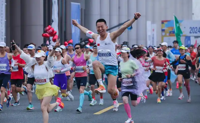 追光丨整活儿!现在马拉松比赛的奖牌到底有多卷