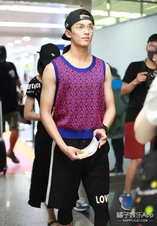 吴磊套上"毛"背心儿,机场上演肌肉秀!