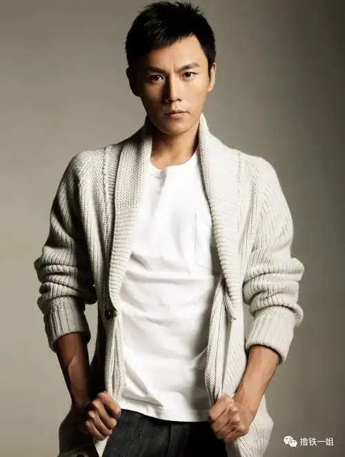 52岁伊能静49岁钟丽缇同框少女感十足但小十几岁的秦昊像老父亲