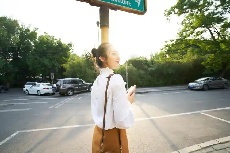 演员甘露街拍时刻 网友:你的名字叫晴天