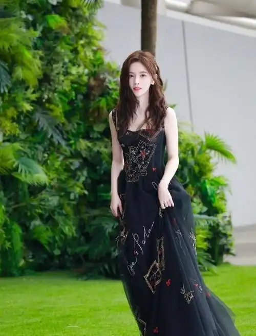 鞠婧祎不得了,轻纱衬衫搭配灰色吊带裙,甜美精致太少女!