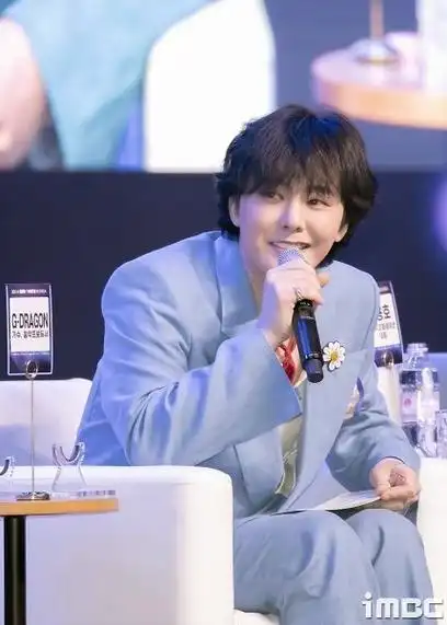 权志龙超话蓝色西装77帆布鞋05梦回了属实  权教授太帅啦#权志龙