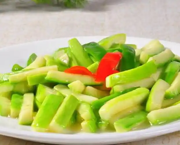 炒丝瓜时,万万别直接下油锅,多加"1步",又香又嫩,色泽鲜亮