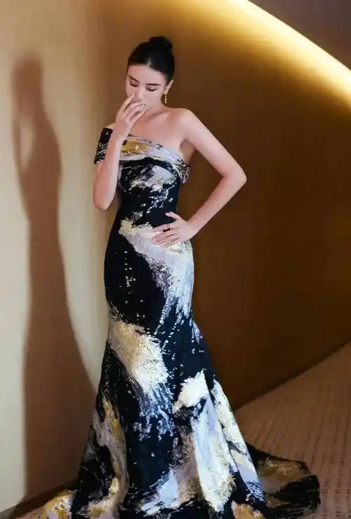 小宋佳不愧为演员中的时尚女王,西装又美又飒,礼服裙风情万种