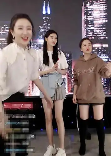 关晓彤现身薇娅直播间,当场量腿长,自曝身高172体重只有100斤