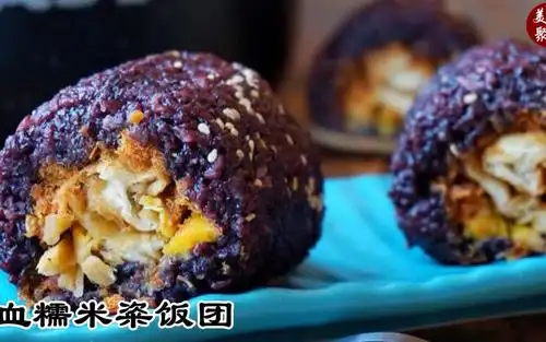 血糯米粢饭团粢饭是江南传统的中国小吃之一最普及的民间早点品种大饼
