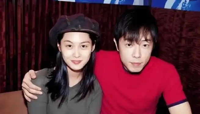 朱茵黄贯中一家三口罕见同框