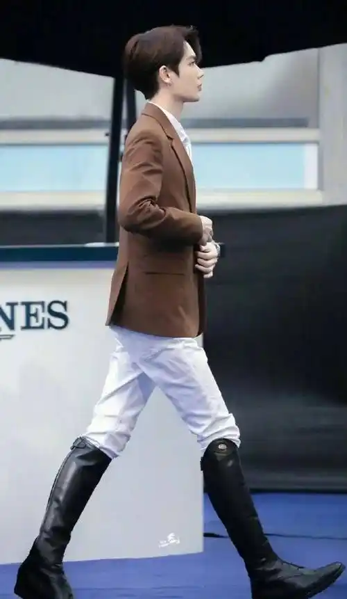 身材方面,林彦俊算是神级人物.