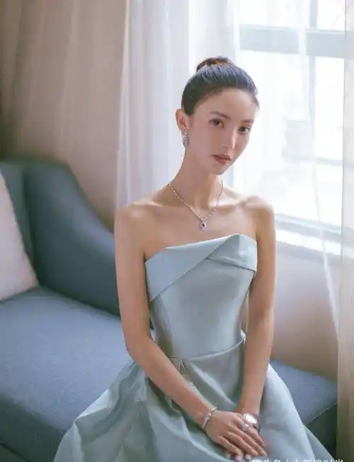 金晨这也太时尚了吧,卫衣里面只有一条身材衣,为秀身材真够拼的_穿着