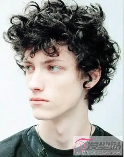 男士短发小卷烫发发型洋气灵动呈现完美脸型