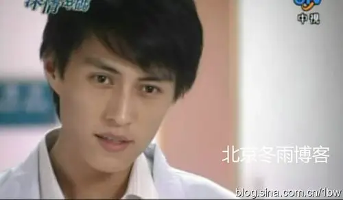 老干部靳东十年前青涩旧照曝光:面庞清瘦眼神深邃依旧