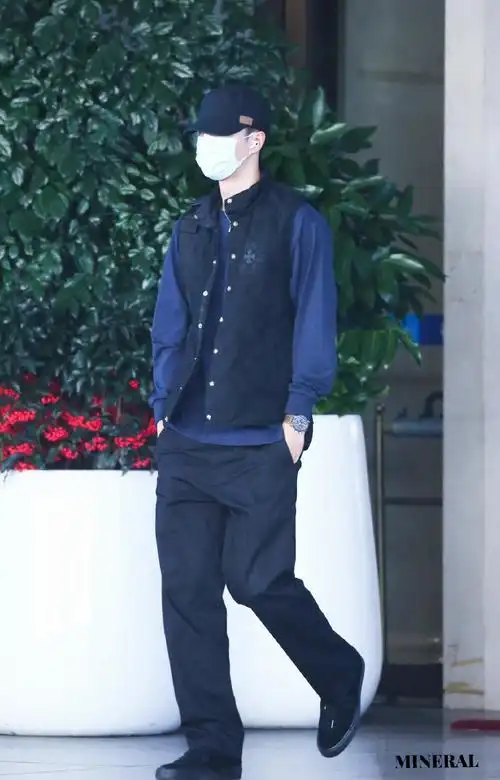 王一博插兜走机场##王一博