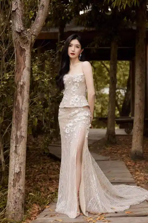 江疏影户外写真大片,一袭筒状蕾丝图案仙女裙,温柔高贵,娇媚迷人_时尚