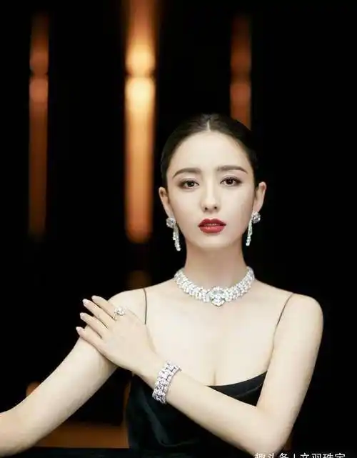 虽然完美关系中佟丽娅被说惨,现实生活中,她风格多变却是美到爆