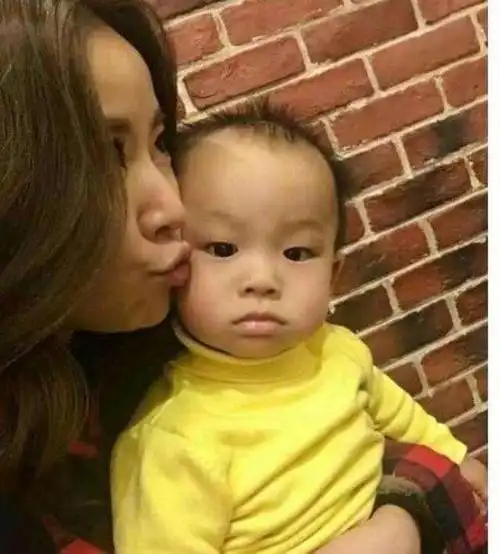 林心如二胎?小肚微隆同霍建华悠闲散步,豪宅,小海豚上线!