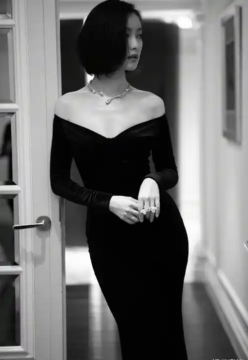 倪妮出席活动造型,一袭黑色丝绒礼服裙,尽显高贵优雅格调_窗棂_耳环