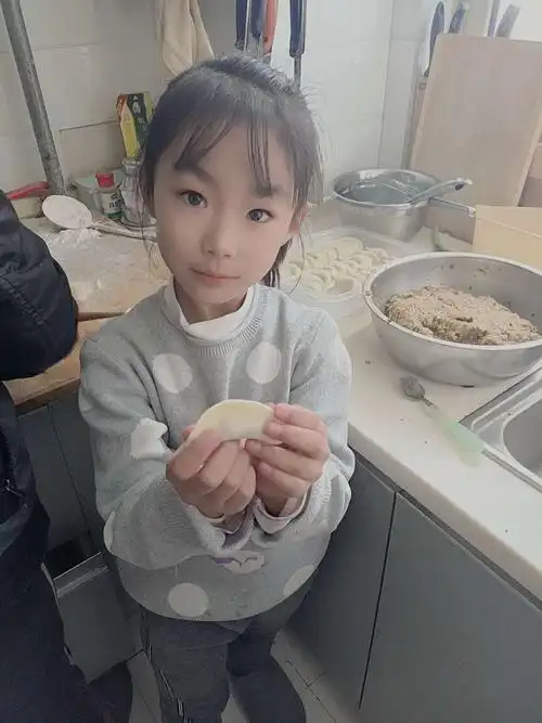 "浓浓冬至情,快乐齐动手"------福佑路小学一三班小朋友冬至包饺子